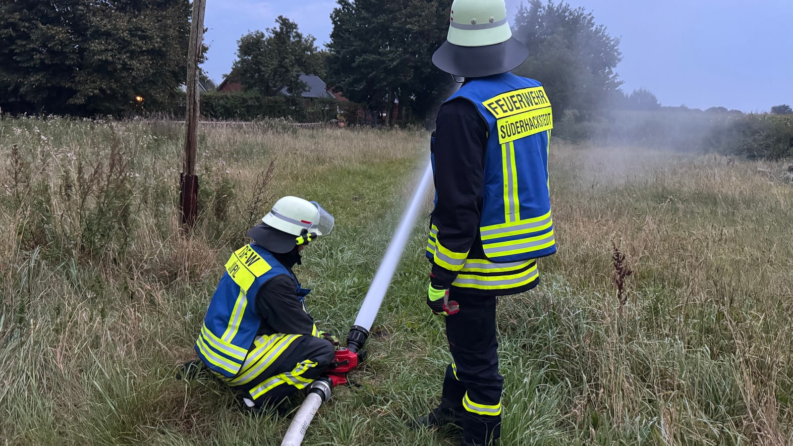 Feuerwehrangehörige der Feuerwehr Jörler Raum bei einer Löschübung